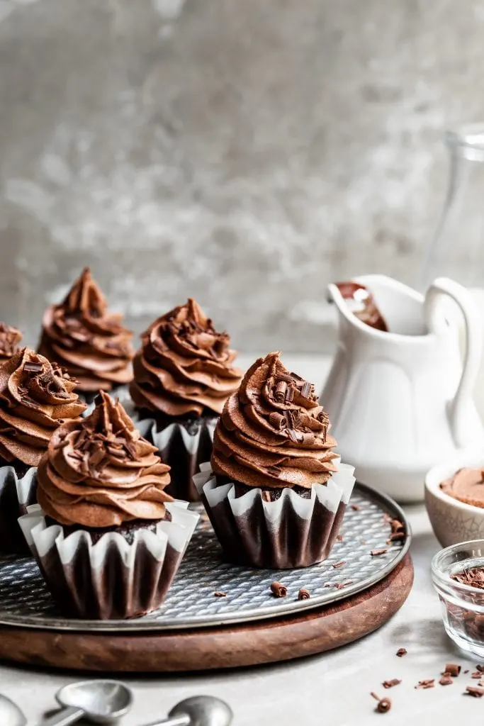 A tray of 6 frosted chocolate cupcakes with whipped chocoalte ganache frsoting